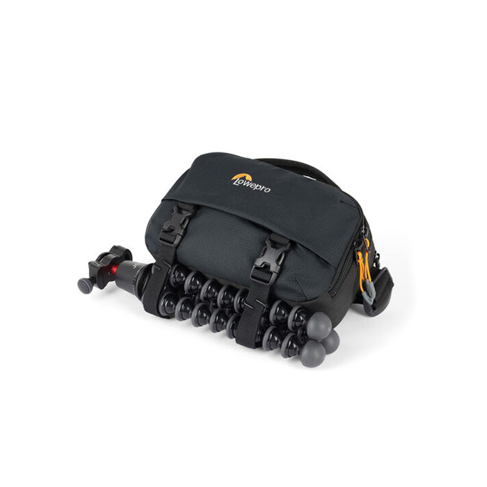 LowePro-Trekker-Lite-HP-100-Hip-Pack-treppiedi