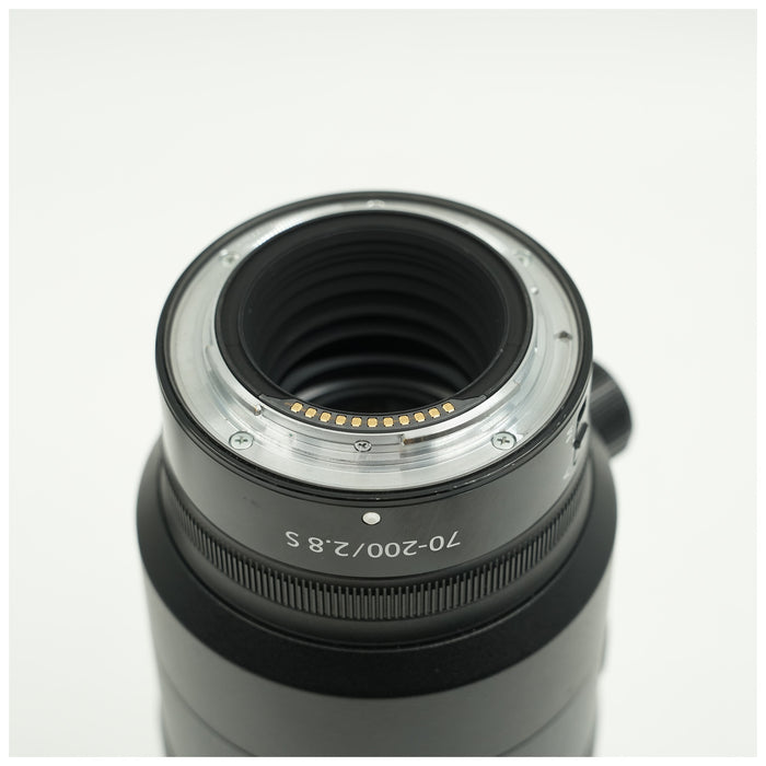 Nikon Z 70-200mm f/2.8 VR S in condizioni usato Grado A, perfettamente funzionante e coperto da garanzia FotoEma di 6 mesi. Telezoom professionale per Nikon Z.